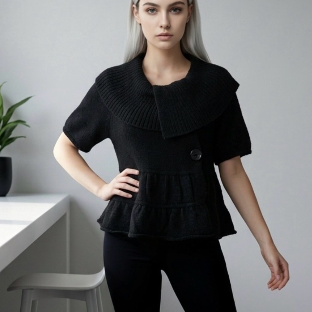 TIBI cute black short sleeved merino wool sweater with peplum, oversized collar
